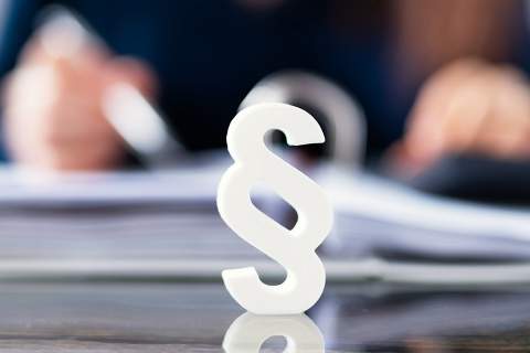 Foto: Paragraph vor Aktenmappe