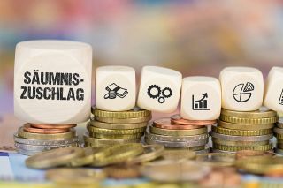 © magele-picture - stock.adobe.com Foto: Würfel mit Aufschrift Säumniszuschlag