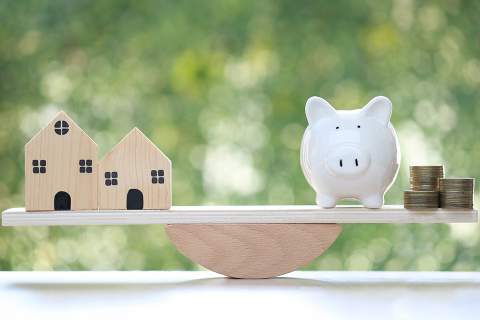 © Monthira - stock.adobe.com Foto: Haus und Sparschwein