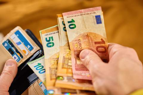 © Lazy_Bear - stock.adobe.com Foto: Geldscheine