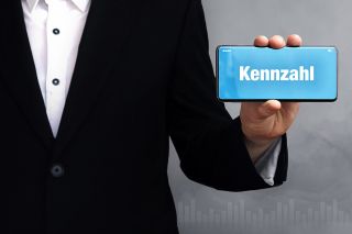 © MQ-Illustrations - stock.adobe.com Foto: Smartphone mit Schriftzug Kennzahl