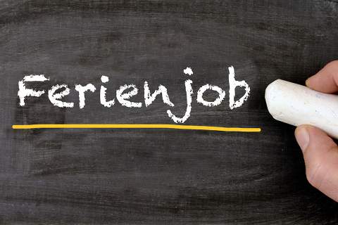© Sinuswelle - stock.adobe.com Foto: Text Ferienjob auf Tafel mit Kreide geschrieben