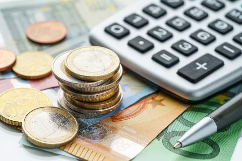 © jd-photodesign - stock.adobe.com Foto: Münzen und Taschenrechner