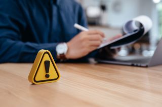 © Kannapat - stock.adobe.com Foto: schwarzes Rufzeichen auf gelbem Dreieck