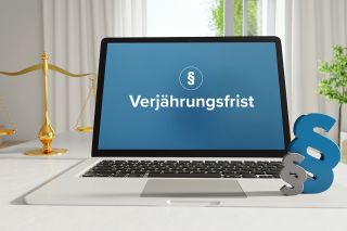 Foto: Laptop mit Aufschrift Verjährungsfrist