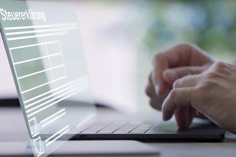 Foto: Hände auf Laptoptastatur