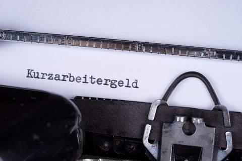Foto: Schreibmaschine mit Aufschrift Kurzarbeitergeld